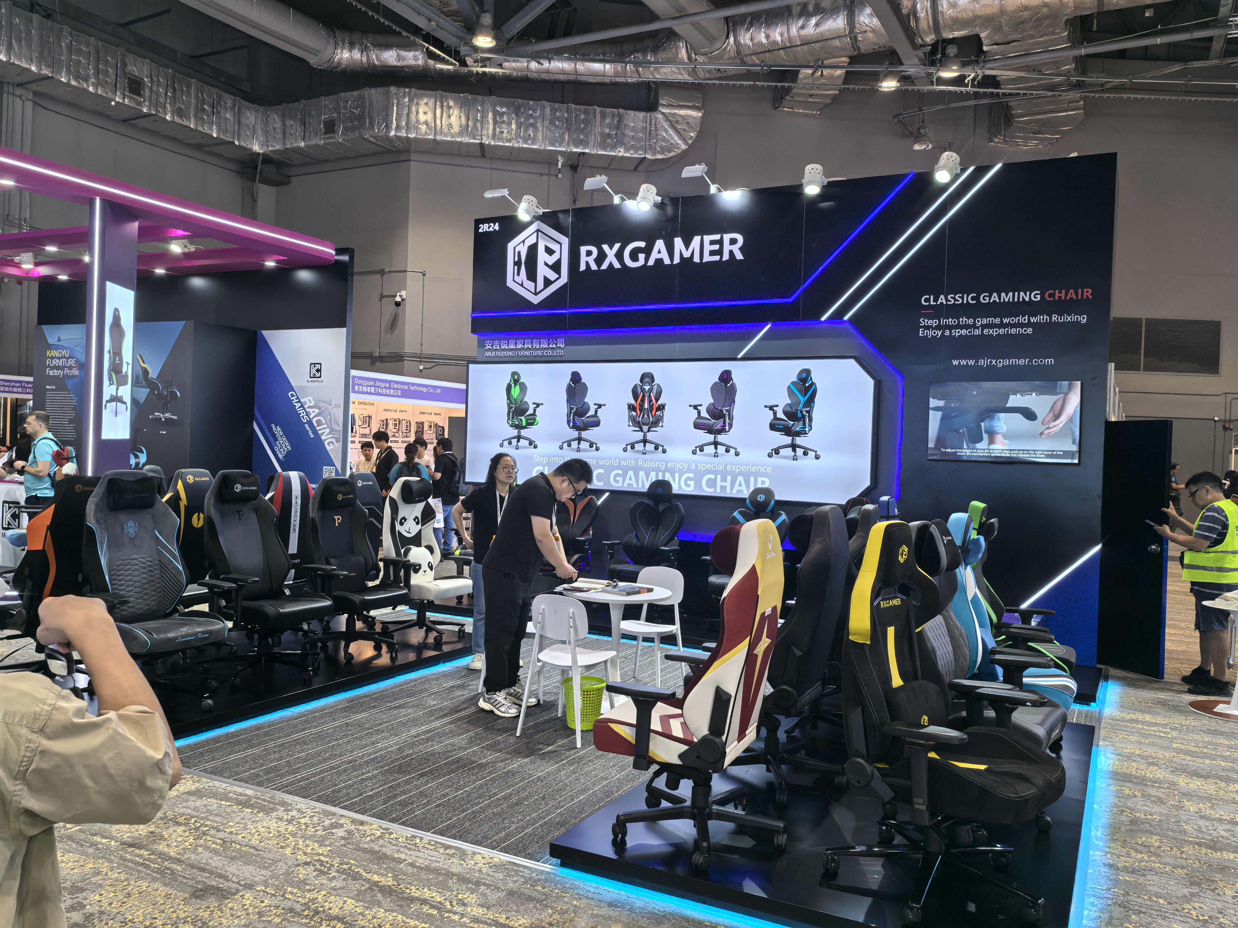 أثاث Anji Ruixing يتألق في معرض هونغ كونغ للإلكترونيات (الخريف) بنجاح كبير